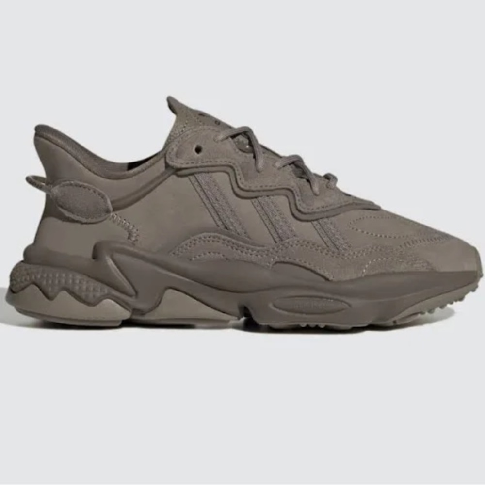 NEW! Never worn ozweego ADIDAS